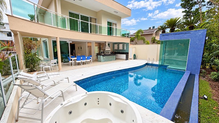 Riviera | 5 Suítes com Jacuzzi e Enxoval Completo