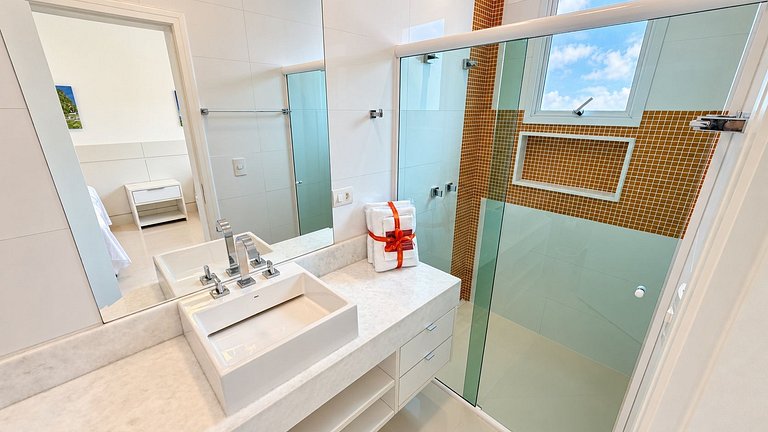 Riviera | 5 Suítes com Jacuzzi e Enxoval Completo