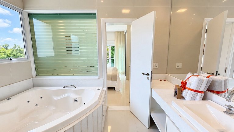 Riviera | 5 Suítes com Jacuzzi e Enxoval Completo